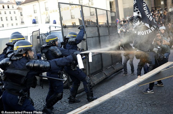 В Париже протестуют против выборов - ФОТО